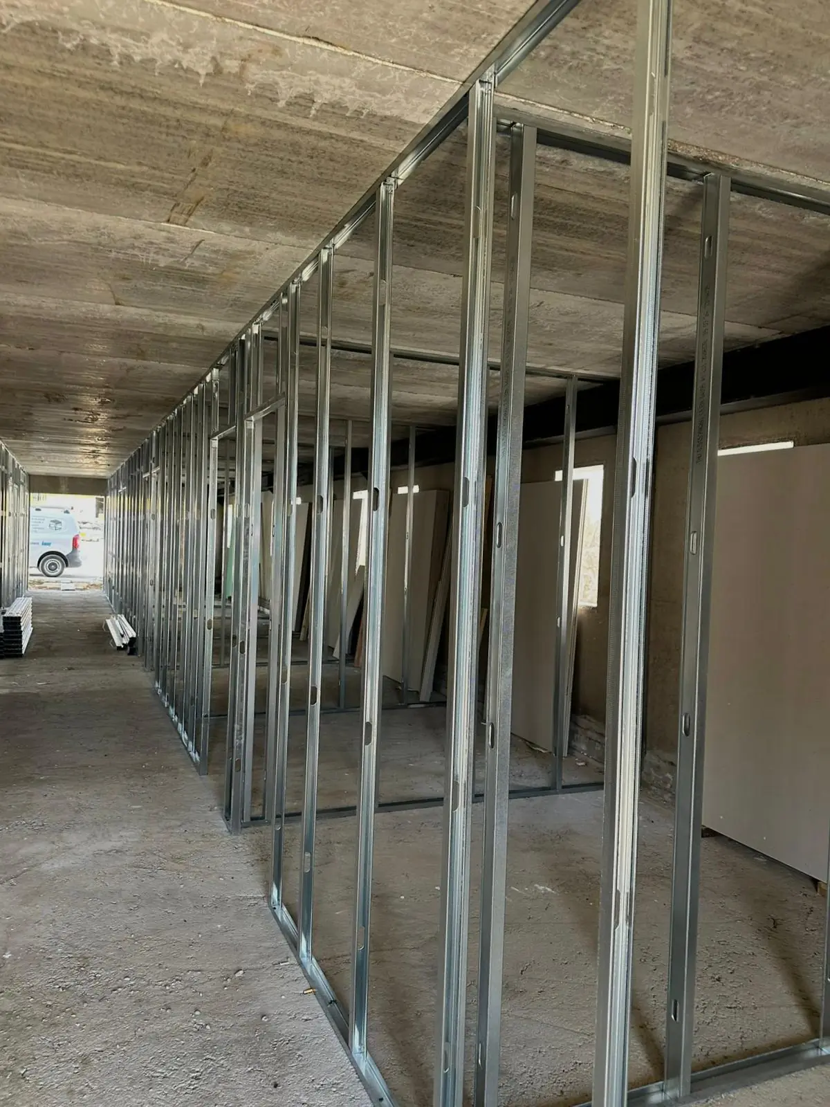 Montantes para nuevas divisiones: tabiques de pladur en local. Obra de Docaplac